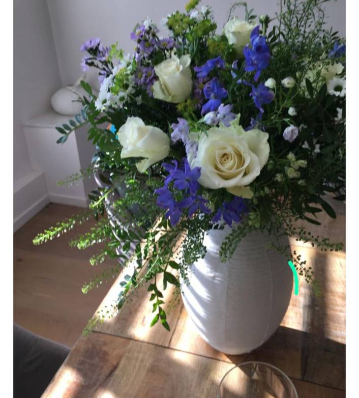 Boeket paarse en blauwe tinten met witte rozen