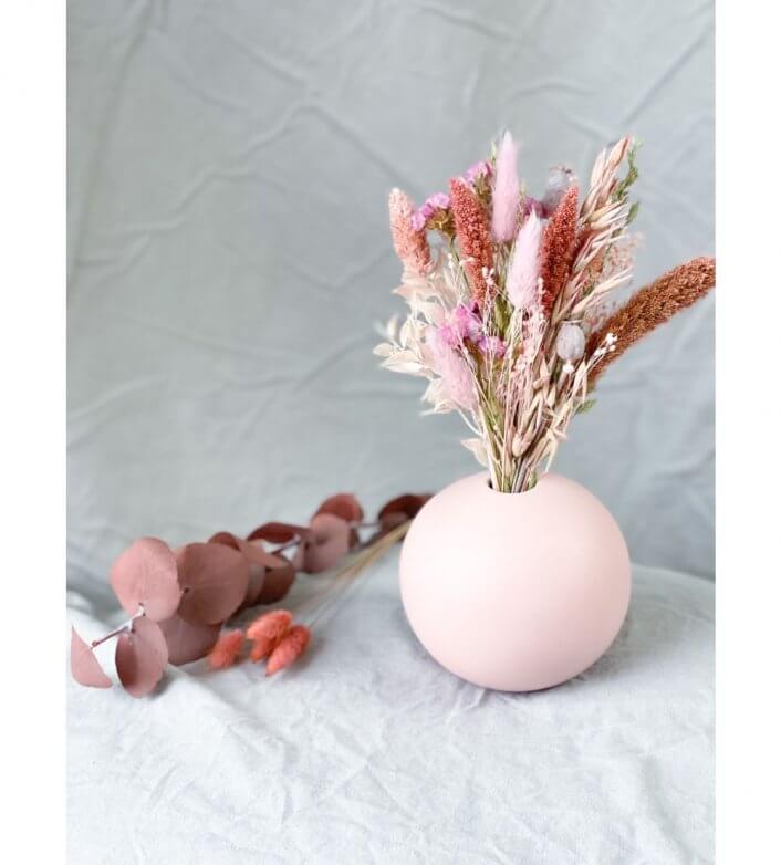 roos mini droogboeket met droogbloemen in roze bolle vaas