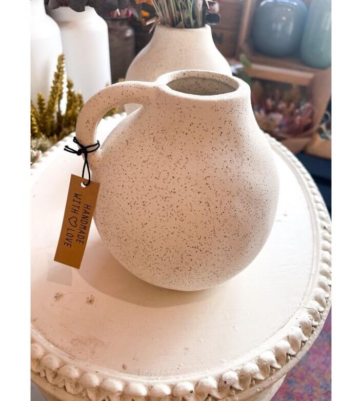 witte vaas handgemaakt met handvat